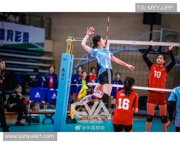 重庆排球队的默契配合揭秘：排球场上的团队精神与战术分析